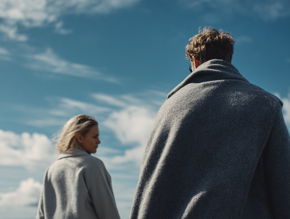 Två personer blickar ut över horisonten